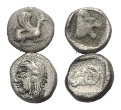 Greek Griechische Münzen - Lots. Troas. Assos / Kebren. Lot (2 Stück, Silber): 1 Tetartemorion, 1 Obol. 5. Jhdt. v. Chr. Vs: Greif nach rechts / Archaischer, weiblicher Kopf links. Rs: Löwenkopf recht
