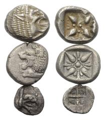 Greek Griechische Münzen - Lots. Ionien. Teos / Milet. Lot (3 Stück, Silber): 1 Tetartemorion, 2 Diobole, 6. - 5. Jhdt. v. Chr. Vs: Greifenkopf rechts / Löwenprotome mit zurückgewandtem Kopf rechts bz