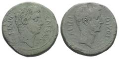 Roman Imperatorial Octavianus und Divus Iulius Caesar. Sesterz (oder Dupondius). 38 v. Chr. Ungesicherte Münzstätte in Süditalien. Vs: CAESAR / DIVI F. Kopf des Octavianus rechts. Rs: DIVOS / IVLIVS. 