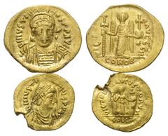 Byzantine Byzantinische Münzen - Lots. Iustinus I. (518 - 527 n. Chr.). Lot (2 Stück, Gold): 1 Solidus, 1 Tremissis; Constantinopolis. Vs: Büste mit Helm, Panzer und geschulterter Lanze en face / Büst