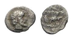 Greek Ionien. Magnesia am Mäander. Archepolis (um 459 v. Chr.). Tetartemorion (Silber). Vs: Kopf des Zeus rechts. Rs: Adler nach rechts fliegend; das Ganze in einem vertieften Quadrat. 6 mm. 0,13 g. N