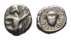 Greek Kilikien. Ungesicherte Münzstätten. Tetartemorion (Silber). 4. Jhdt. v. Chr. Vs: Persischer Großkönig mit Bogen und Dolch im Knielauf nach rechts. Rs: Weiblicher Kopf en face. 5 mm. 0,16 g. Trox