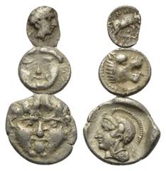 Lots - Antike Griechische Münzen - Lots. Ionien / Pamphylien / Pisidien. Magnesia am Meander / Aspendos / Selge. Lot (3 Stück, Silber): 1 Tetartemorion, 1 Hemiobole 1 Obol, 5. - 4. Jhdt. v. Chr. Vs: K