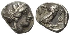 Greek Attika. Athen. Tetradrachme (Silber). Ca. 400 - 353 v. Chr. Vs: Kopf der Athena mit ölzweiggeschmücktem, attischem Helm, Ohranhänger und Halskette rechts. Rs: Eule nach rechts stehend, den Kopf 