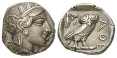 Greek Attika. Athen. Tetradrachme (Silber). Ca. 454 - 404 v. Chr. Vs: Kopf der Athena mit ölzweiggeschmücktem, attischem Helm, Ohranhänger und Halskette rechts. Rs: Eule nach rechts stehend, Kopf en f