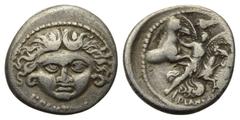 Roman Republican L. Plautius Plancus. Denar (Silber). 47 v. Chr. Rom. Vs: L PLAVTIVS. Kopf der Medusa en face. Rs: PLANCV. Aurora mit Palmzweig en face, Pferdeviergespann in die Lüfte lenkend. 19 mm. 