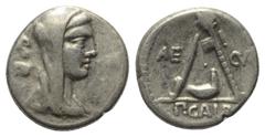 Roman Republican P. Sulpicius Galba. Denar (Silber). 69 v. Chr. Rom. Vs: Drapierte Büste der Vesta mit Schleier rechts, im Feld S C. Rs: AE - CVR / P GALB. Messer, Schöpfkelle und Opferaxt nebeneinand