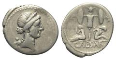 Roman Imperatorial C. Iulius Caesar. Denar (Silber). 46 - 45 v. Chr. Feldmünzstätte in Spanien. Vs: Kopf der Venus mit Diadem und Halskette rechts, dahinter Cupido. Rs: CAESAR. Tropaeum aus gallischen