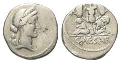 Roman Imperatorial C. Iulius Caesar. Denar (Silber). 46 - 45 v. Chr. Feldmünzstätte in Spanien. Vs: Kopf der Venus mit Diadem rechts, dahinter Cupido. Rs: CAESAR. Tropaeum aus gallischen Waffen, darun