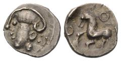 Celtic Gallien. Aedui. Quinar (Silber). Ca. 80 - 50 v. Chr. Vs: Leicht stilisierter Kopf mit Helm links. Rs: Pferd nach links galoppierend, darüber und davor Kreis. 15 mm. 1,93 g. De la Tour 8178 var;