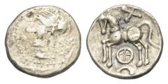 Celtic Gallien. Aedui. Quinar (Silber). Ca. 80 - 50 v. Chr. Vs: Leicht stilisierter Kopf mit Helm links. Rs: Pferd nach links galoppierend, darüber X, darunter vierspeichiges Rad. 13 mm. 1,45 g. De la