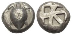 Greek Inseln vor Attika. Aigina. Stater (Silber). Ca. 470 - 445 v. Chr. Vs: Seeschildkröte. Rs: Fünfgeteiltes Quadratum incusum. 18 mm. 11,71 g. HGC 6, 435. Punze auf Vs., sehr schön.
