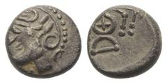 Celtic Gallien. Aedui. Quinar (Silber). Ca. 80 - 50 v. Chr. Vs: Leicht stilisierter Kopf mit Helm links. Rs: Pferd nach links galoppierend, darunter vierspeichiges Rad und Bogen. 12 mm. 1,79 g. De la 