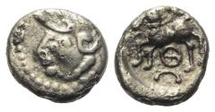 Celtic Gallien. Aedui. Quinar (Silber, subärat). Ca. 80 - 50 v. Chr. Vs: Leicht stilisierter Kopf mit Helm links. Rs: Pferd nach links galoppierend, darunter vierspeichiges Rad und Torques. 14 mm. 1,5