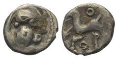 Celtic Gallien. Aedui. Quinar (Silber, subärat). Ca. 80 - 50 v. Chr. Vs: Leicht stilisierter Kopf mit Helm links. Rs: Pferd nach links galoppierend, darüber und davor Kreis. 14 mm. 1,58 g. De la Tour 
