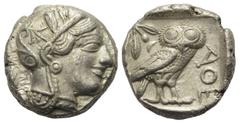 Greek Attika. Athen. Tetradrachme (Silber). Ca. 454 - 404 v. Chr. Vs: Kopf der Athena mit ölzweiggeschmücktem attischem Helm, Ohranhänger und Halskette rechts. Rs: Eule nach rechts stehend, Kopf en fa