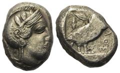 Greek Attika. Athen. Tetradrachme (Silber). Ca. 454 - 404 v. Chr. Vs: Kopf der Athena mit ölzweiggeschmücktem attischem Helm, Ohranhänger und Halskette rechts. Rs: Eule nach rechts stehend, Kopf en fa