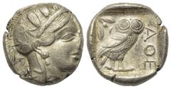 Greek Attika. Athen. Tetradrachme (Silber). Ca. 454 - 404 v. Chr. Vs: Kopf der Athena mit ölzweiggeschmücktem attischem Helm, Ohranhänger und Halskette rechts. Rs: Eule nach rechts stehend, Kopf en fa