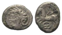 Keltische Münzen Gallien. Aedui. Quinar (Silber). Ca. 80 - 50 v. Chr. Vs: Leicht stilisierter Kopf mit Helm links. Rs: Pferd nach links galoppierend, darüber X, darunter vierspeichiges Rad. 13 mm. 1,3