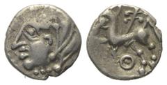 Keltische Münzen Gallien. Bituriges. Quinar (Silber). Vs: Kopf links. Rs: Pferde nach links stehend, darüber Zweig, darunter Kreis mit zentraler Kugel. 14 mm. 1,90 g. DT 3438. Fast vorzüglich.
