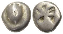 Griechische Münzen Inseln vor Attika. Aigina. Stater (Silber). Ca. 550 - 525 v. Chr. Vs: Seeschildkröte. Rs: Windmühlenförmiges Quadratum incusum. 19 mm. 11,66 g. HGC 6, 427. Punze, sehr schön.