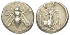 Griechische Münzen Ionien. Ephesos. Tetradrachme (Silber). Ca. 340 - 325 v. Chr. Vs: Biene zwischen Ethnikon. Rs: Hirschprotome mit zurückgewandtem Kopf nach rechts kniend, im Feld links Palme; Magist