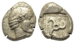 Griechische Münzen Dynasten von Lykien. Wekhssere (um 440 v. Chr.). Stater (Silber). Xanthos. Vs: Männlicher Kopf Lorbeerkranz rechts. Rs: Triskeles; im Feld links Diskeles, das Ganze in vertieftem Pe