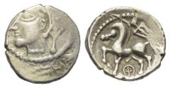 Celtic Gallien. Bituriges. Quinar (Silber). Vs: Kopf links. Rs: Pferde nach links stehend, darüber Schwert, darunter vierspeichiges Rad. 15 mm. 1,91 g. DT 3436. Sehr schön / fast vorzüglich.