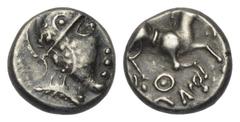 Celtic Gallien. Aedui. Quinar (Silber). Ca. 80 - 50 v. Chr. Vs: [ANORBO]. Leicht stilisierter Kopf mit Helm rechts. Rs: [DUB]NO. Pferd nach rechts galoppierend, darunter o. 12 mm. 1,66 g. De la Tour 4