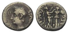 Augustus (31 v. - 14 n. Chr.). Quinar (Silber). 25 - 23 v. Chr. Emerita. Vs: AVGVST. Kopf links. Rs: P CARISI LEG. Victoria nach rechts ein Tropaion krönend. 13 mm. 1,64 g. RIC 1b; BMC 295. Fast sehr 