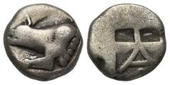 Greek Coins Argolis. Argos. Triobol (Silber). Ca. 490 - 460 v. Chr. Vs: Vorderteil eines Wolfes links. Rs: A, darunter Punkt; das Ganze in dreiteiligem Quadratum incusum. 12 mm. 2,81 g. Slg. BCD Pelop