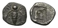 Greek Coins Ionien. Ephesos. Tetartemorion (Silber). Ca. 500 - 420 v. Chr. Vs: Biene. Rs: Adlerkopf rechts in vertieftem Quadrat. 6 mm. 0,19 g. SNG Kayhan 126. Sehr schön.