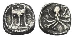 Griechische Münzen Bruttium. Kroton. Obol (Silber). Um 430 v. Chr. Vs: Dreifuß, im Feld rechts Theta. Rs: Oktopus mit ausgebreiteten Fangarmen. 8 mm. 0,42 g. HN Italy - (vgl. 2328, Triobol); HGC - (vg