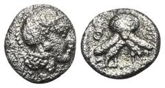 Griechische Münzen Attika. Athen. Diobol (Silber). Ca. 353 - 295 v. Chr. Vs: Kopf der Athena mit ölzweiggeschmücktem, attischem Helm, Ohranhänger und Halskette rechts. Rs: Eule mit zwei Körpern, Kopf 