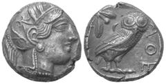 Greek Attika. Athen. Tetradrachme (Silber). Ca. 454 - 404 v. Chr. Vs: Kopf der Athena mit ölzweiggeschmücktem attischem Helm, Ohranhänger und Halskette rechts. Rs: Eule nach rechts stehend, Kopf en fa