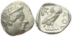 Greek Attika. Athen. Tetradrachme (Silber). Ca. 454 - 404 v. Chr. Vs: Kopf der Athena mit ölzweiggeschmücktem attischem Helm, Ohranhänger und Halskette rechts. Rs: Eule nach rechts stehend, Kopf en fa
