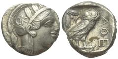 Greek Attika. Athen. Tetradrachme (Silber). Ca. 454 - 404 v. Chr. Vs: Kopf der Athena mit ölzweiggeschmücktem attischem Helm, Ohranhänger und Halskette rechts. Rs: Eule nach rechts stehend, Kopf en fa