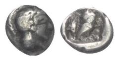 Greek Attika. Athen. Hemiobol (Silber). Ca. 485 - 480 v. Chr. Vs: Kopf der Athena mit attischem Helm rechts. Rs: Eule nach rechts stehend, den Kopf en face, im Feld links oben Olivenzweig; das Ganze i