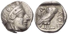 Greek Attika. Athen. Tetradrachme (Silber). Ca. 454 - 404 v. Chr. Vs: Kopf der Athena mit ölzweiggeschmücktem attischem Helm, Ohranhänger und Halskette rechts. Rs: Eule nach rechts stehend, Kopf en fa